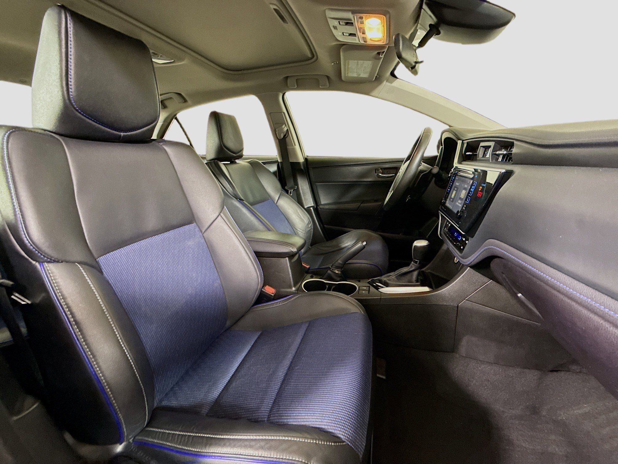 Used 2018 Toyota Corolla SE w/ SE Premium Package FWD image 29