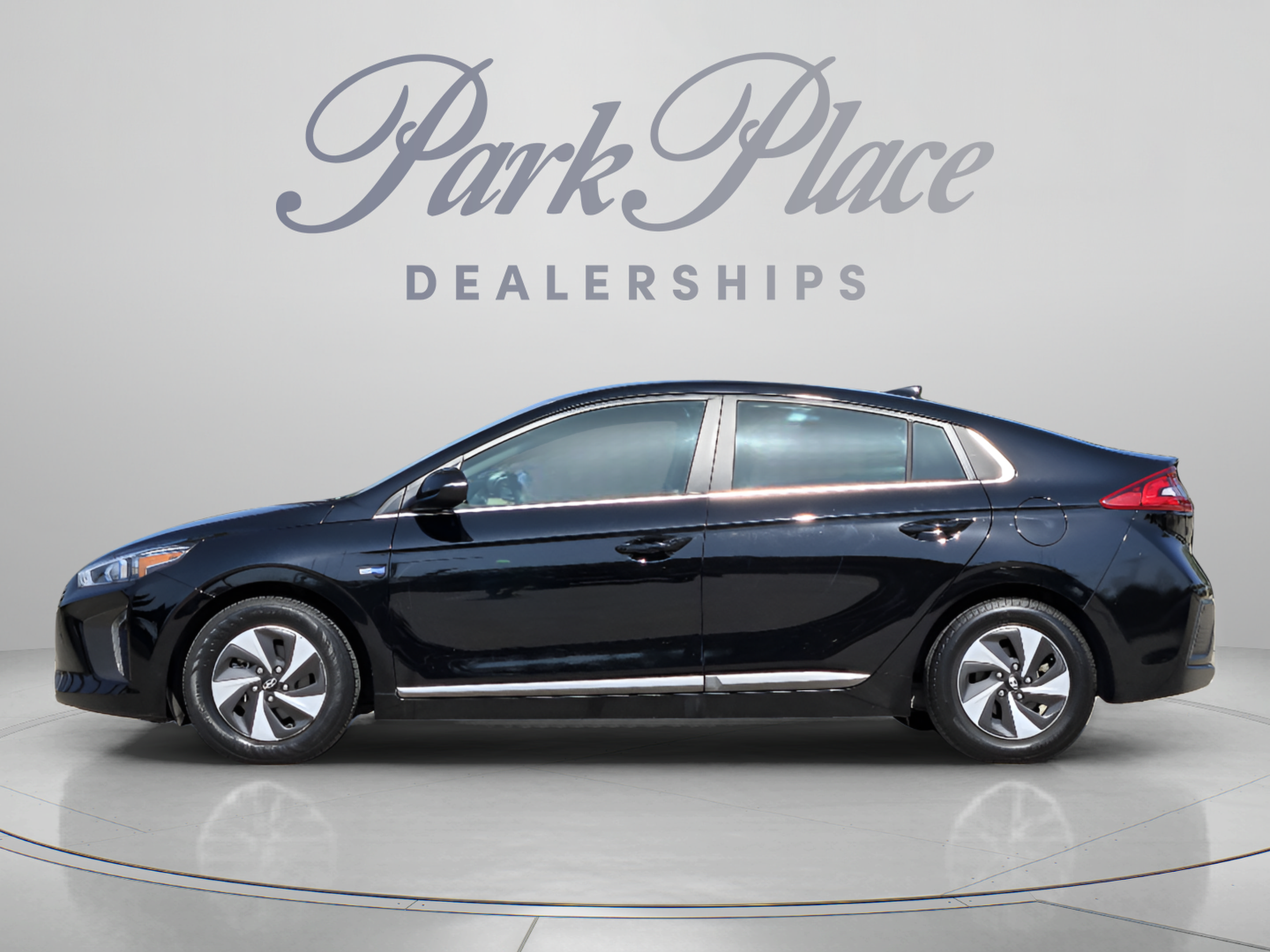 Used 2017 Hyundai Ioniq SEL FWD image 2
