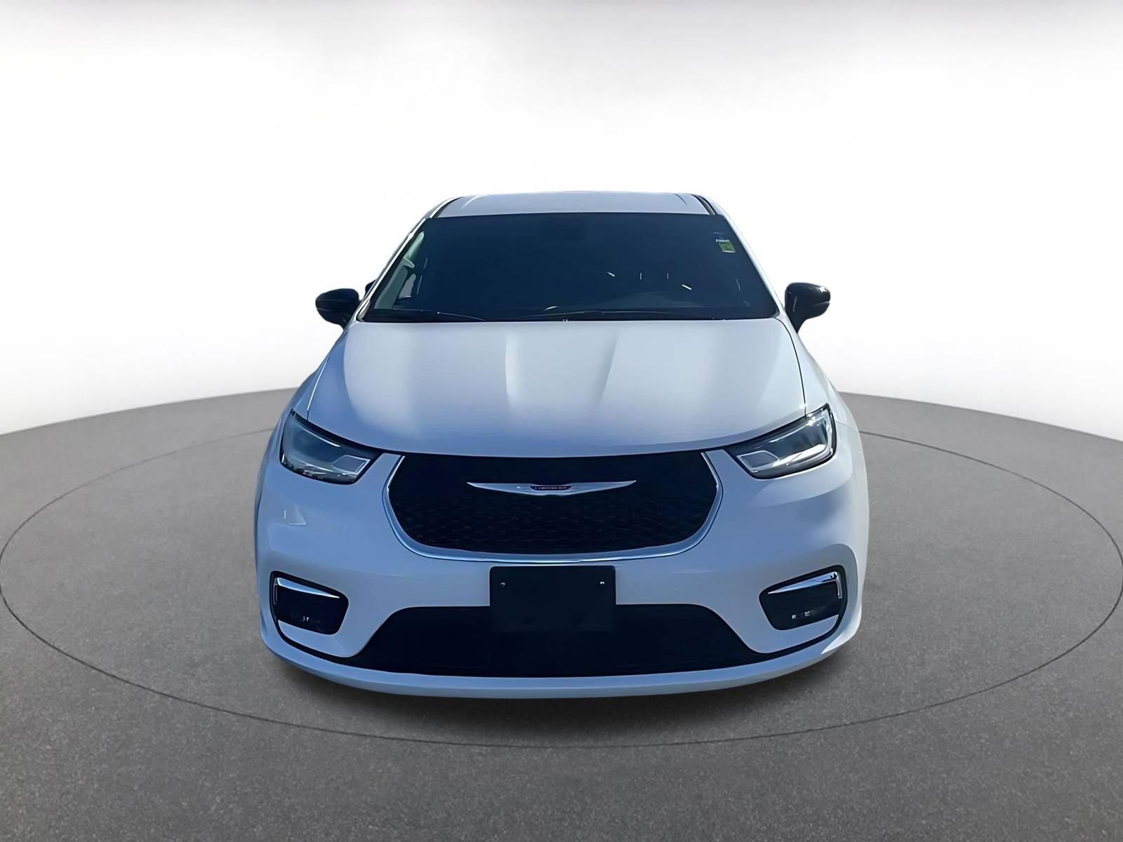 Used 2025 Chrysler Pacifica Select image 4