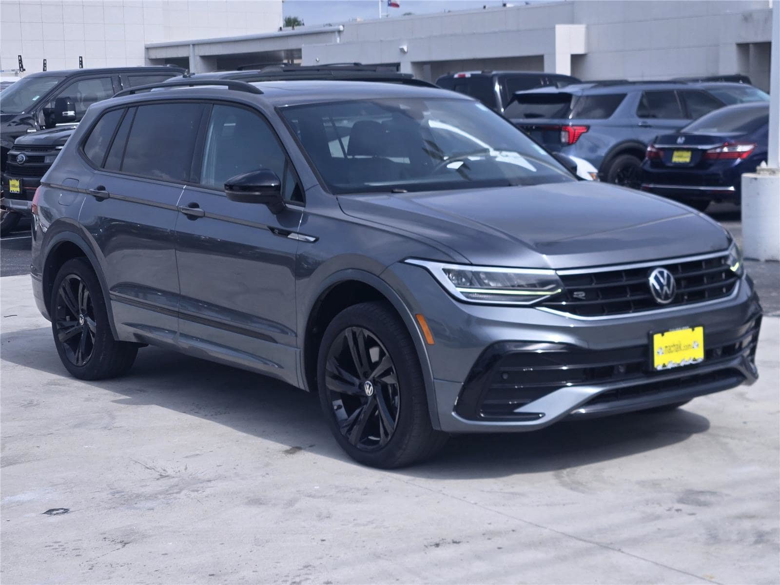 Used 2023 Volkswagen Tiguan SE R-Line FWD image 3