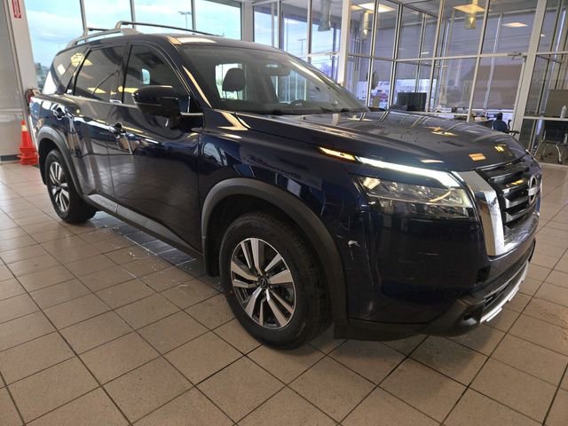 Used 2024 Nissan Pathfinder SL FWD image 2
