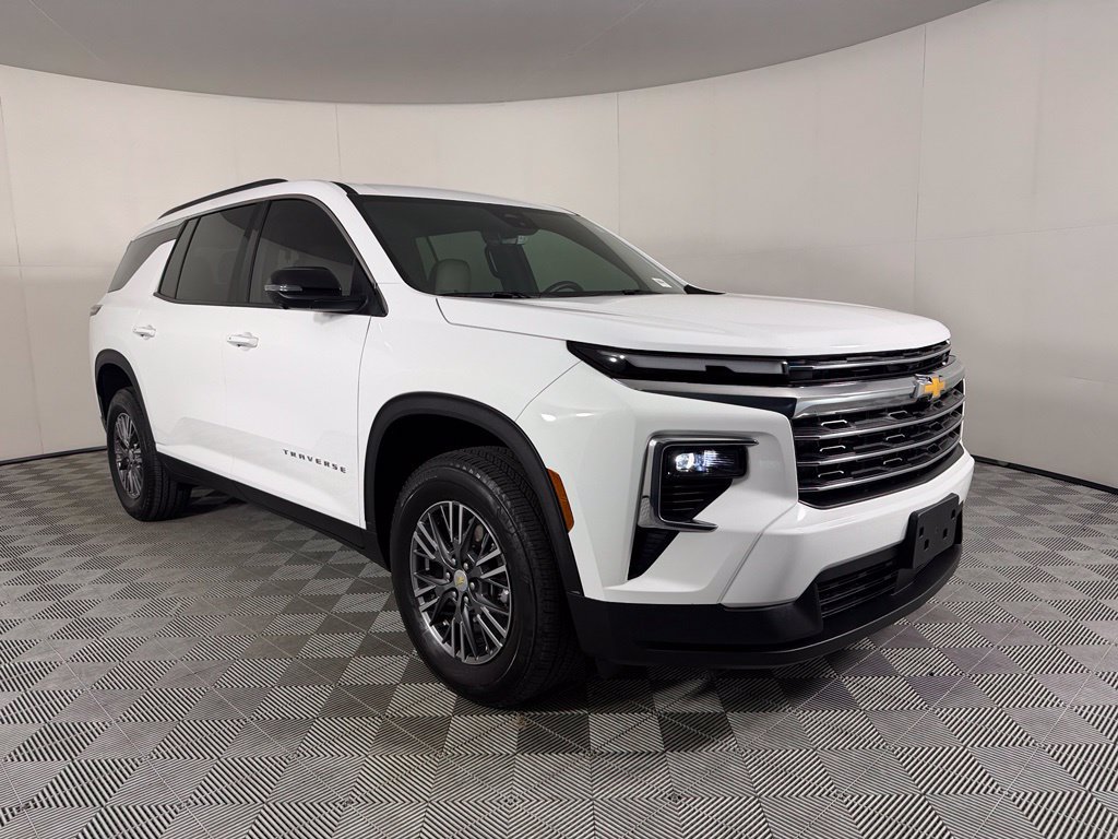 Used 2026 Chevrolet Traverse LT w/ Driver Confidence Package FWD image 4