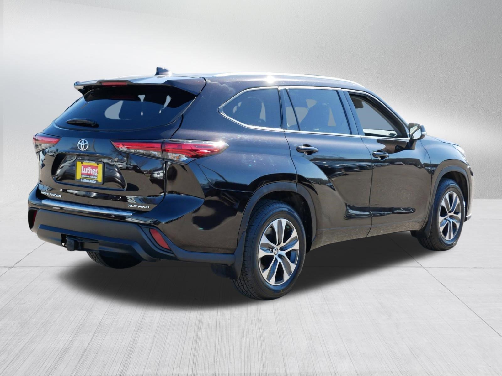 Used 2022 Toyota Highlander XLE AWD/4WD image 7