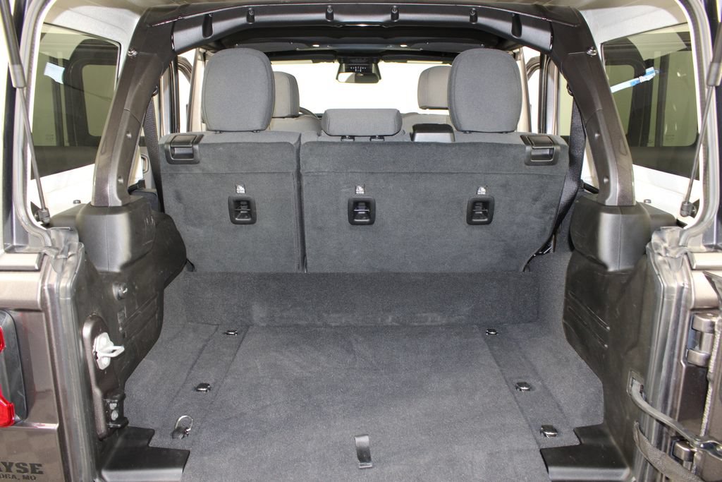 Used 2025 Jeep Wrangler Unlimited Sahara AWD/4WD image 17