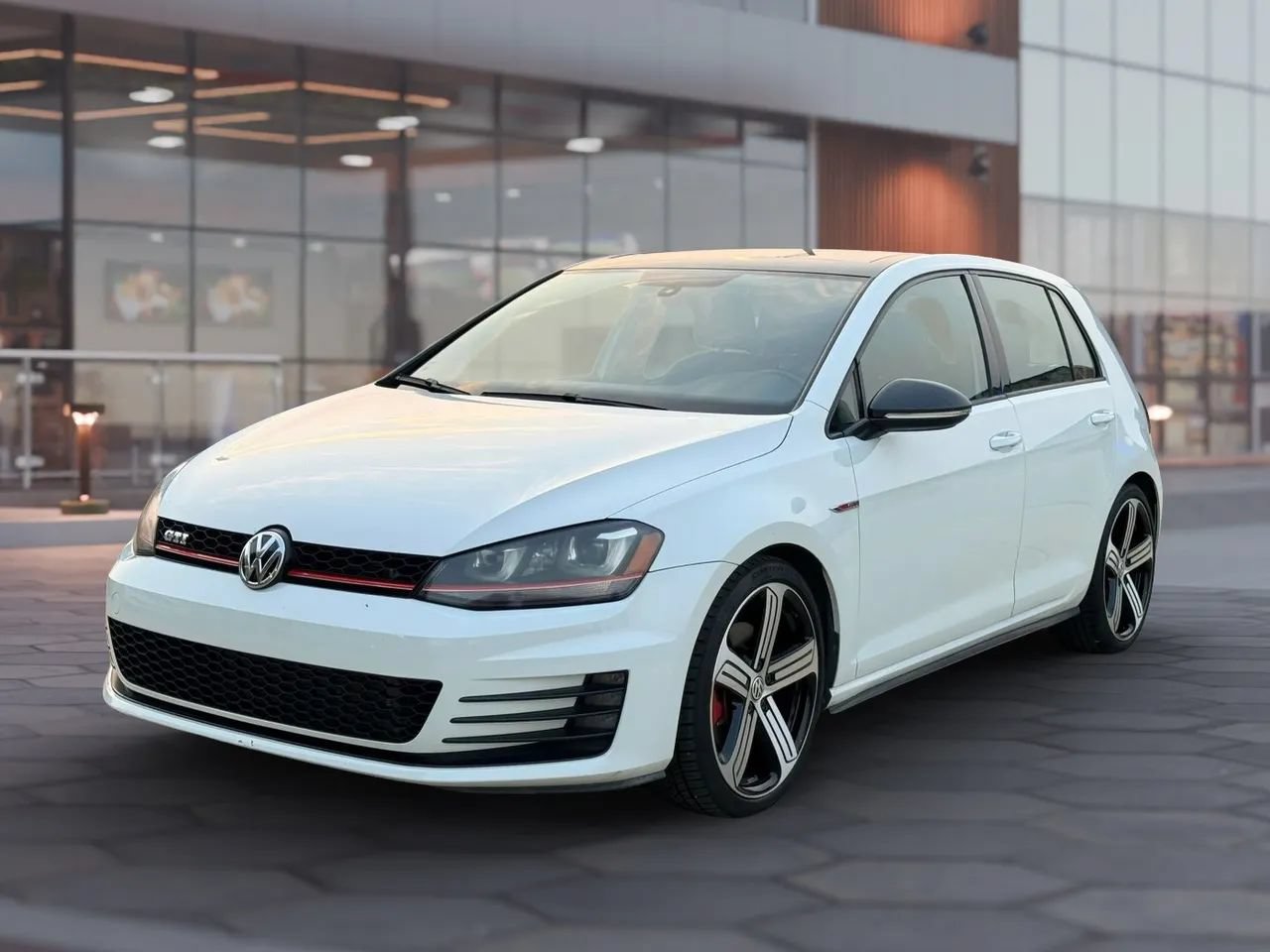 Used 2015 Volkswagen Golf 4-Door FWD image 1
