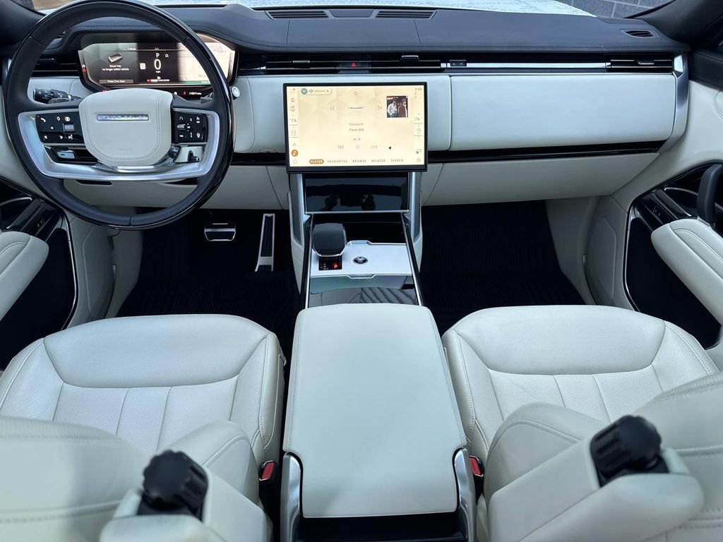 Certified 2025 Land Rover Range Rover SE AWD/4WD image 18