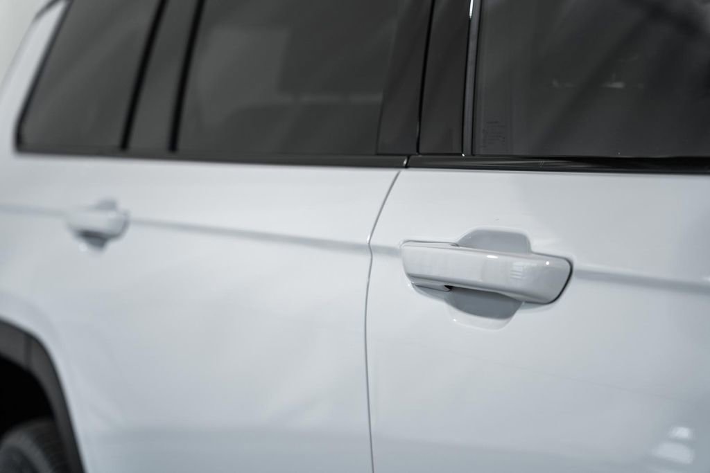 New 2025 Jeep Grand Cherokee L Altitude image 14