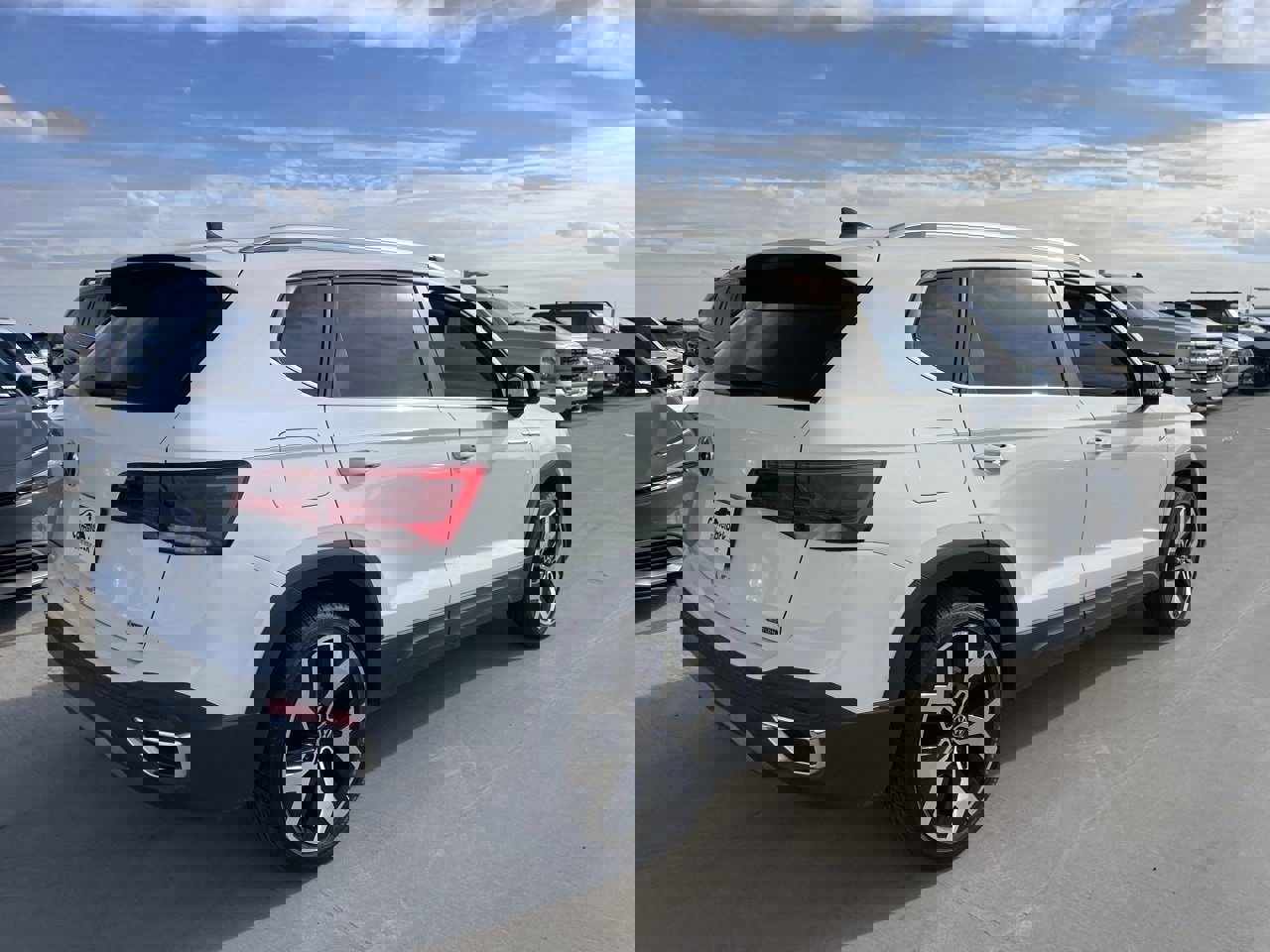 Used 2022 Volkswagen Taos SEL image 2