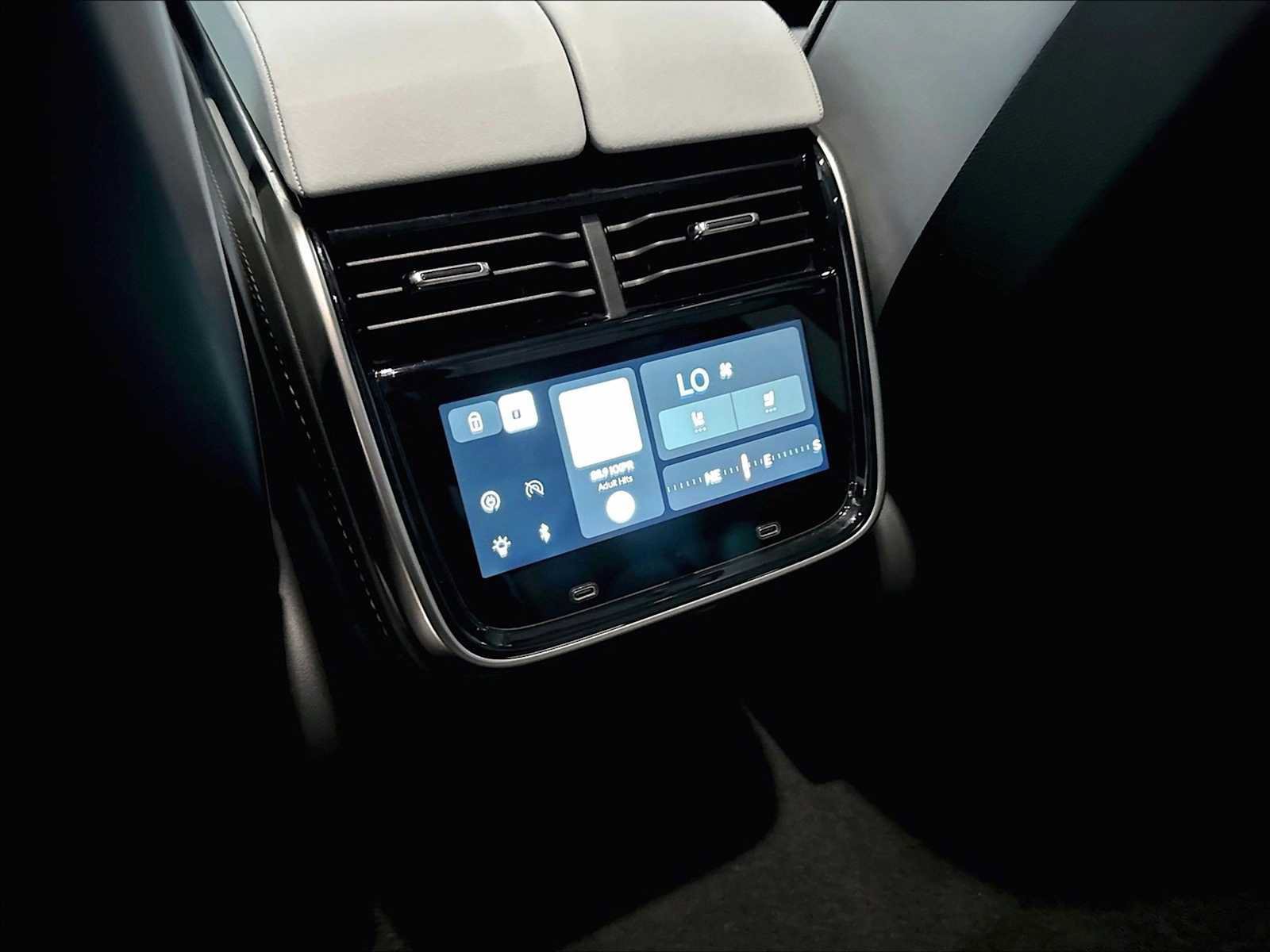 Used 2024 Rivian R1S Adventure Dual AWD/4WD image 31
