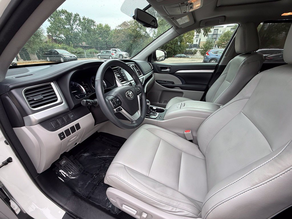 Used 2016 Toyota Highlander XLE AWD/4WD image 10