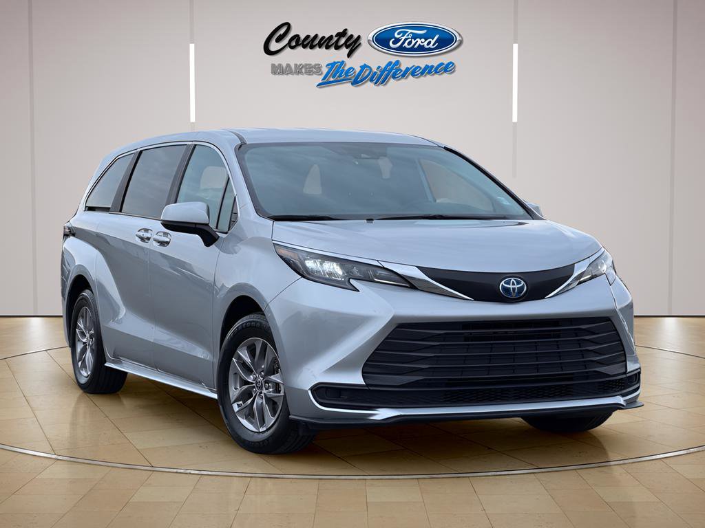 Used 2025 Toyota Sienna LE FWD image 1