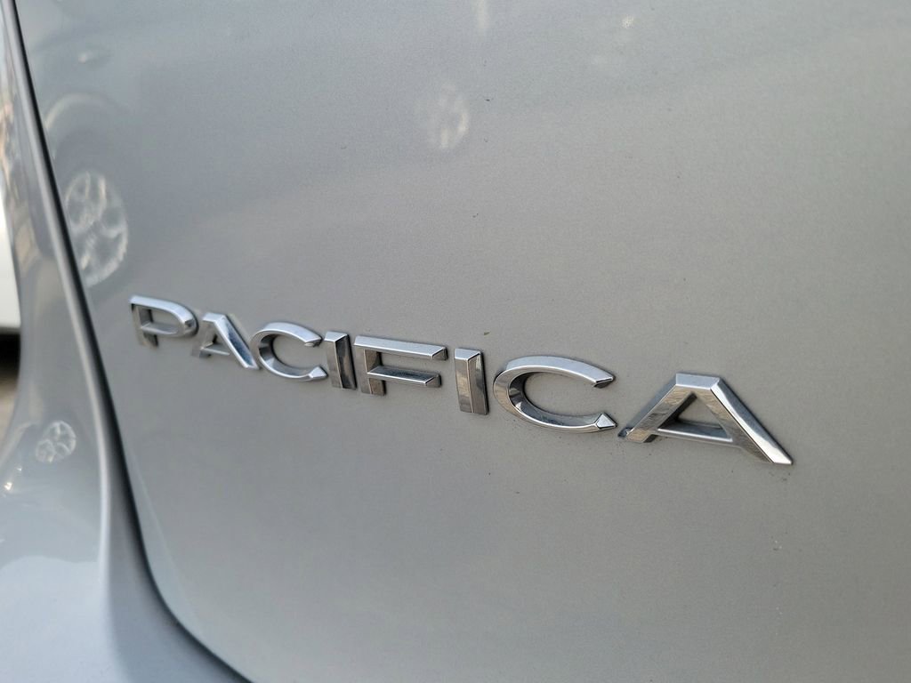 Used 2024 Chrysler Pacifica Touring-L image 7