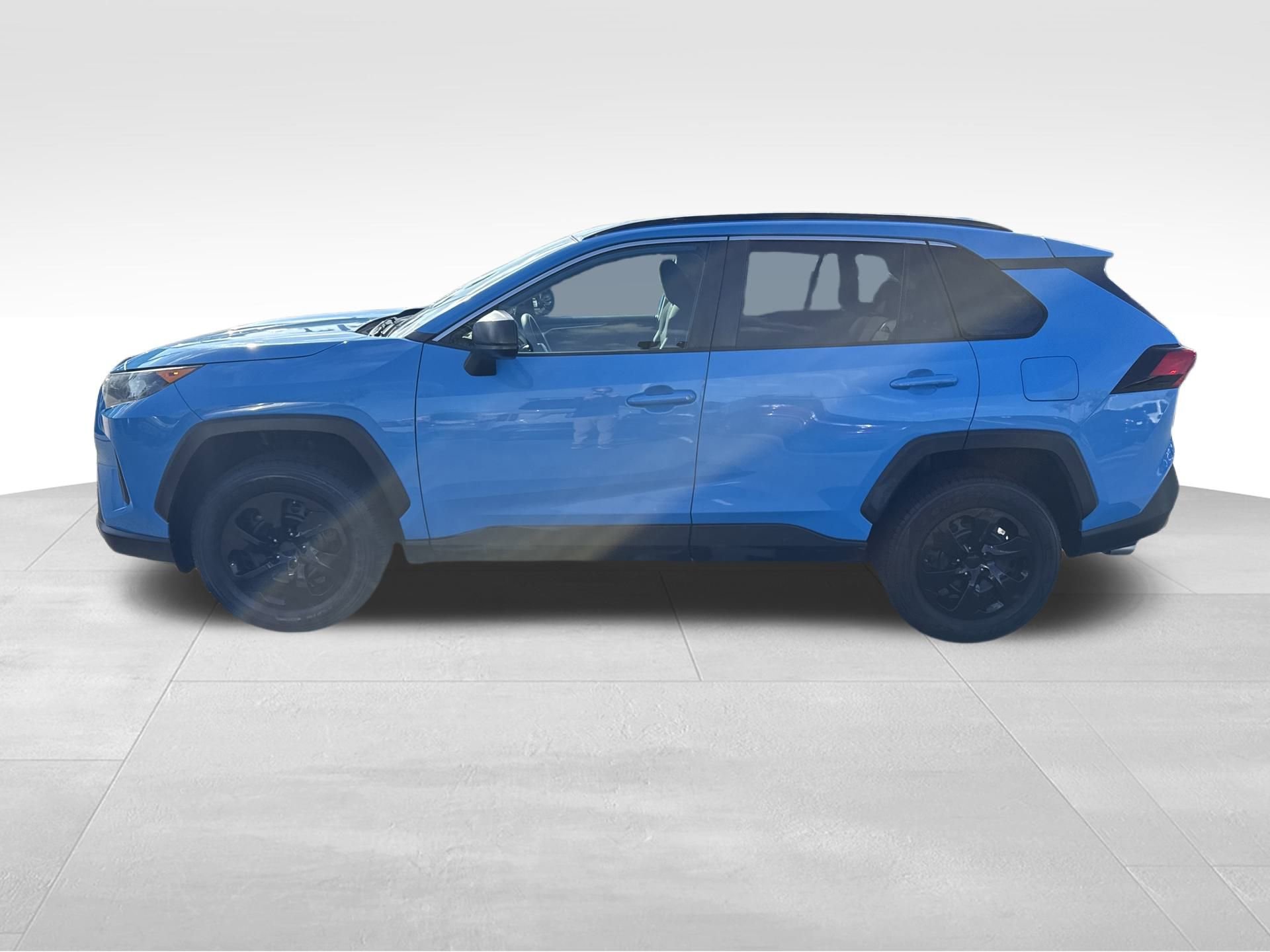 Used 2019 Toyota RAV4 LE image 4