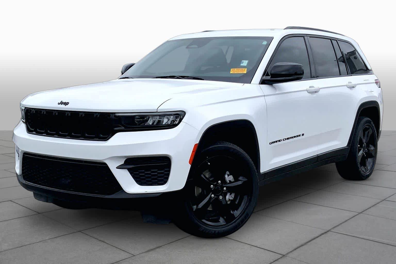Used 2022 Jeep Grand Cherokee Altitude AWD/4WD image 2