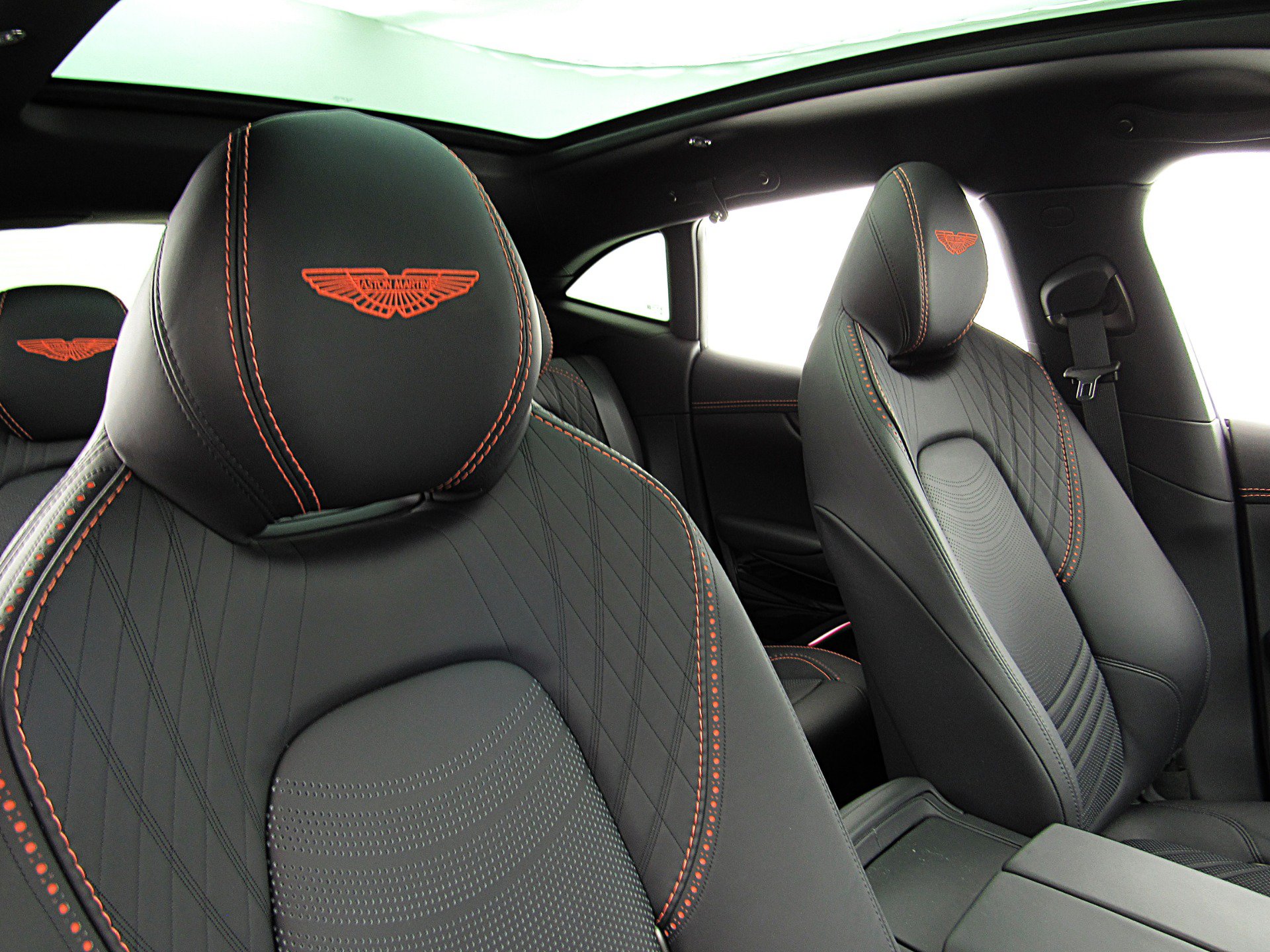 Used 2023 Aston Martin DBX AWD/4WD image 30
