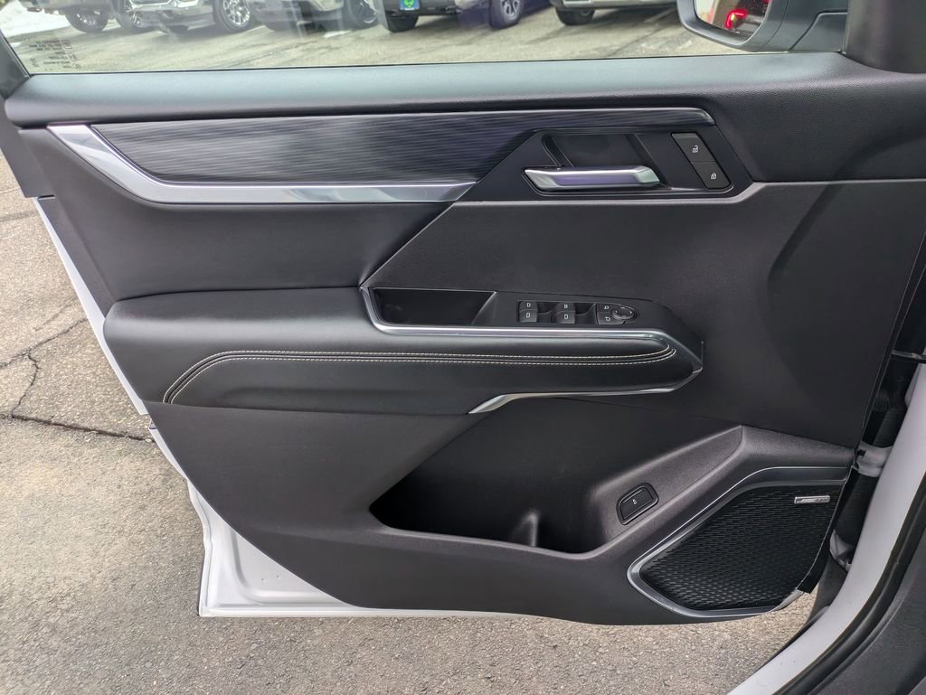 Used 2025 GMC Acadia Elevation w/ Black Edition image 9