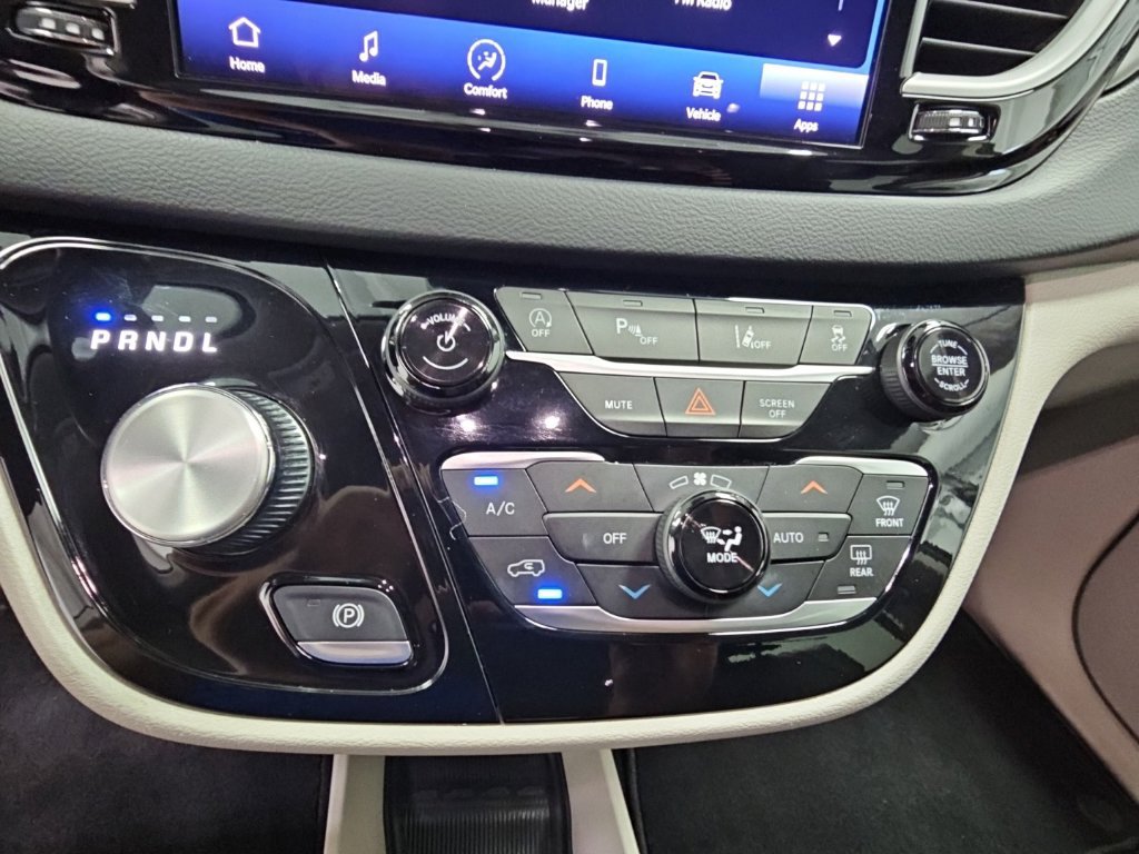 Used 2023 Chrysler Pacifica Touring-L FWD image 20