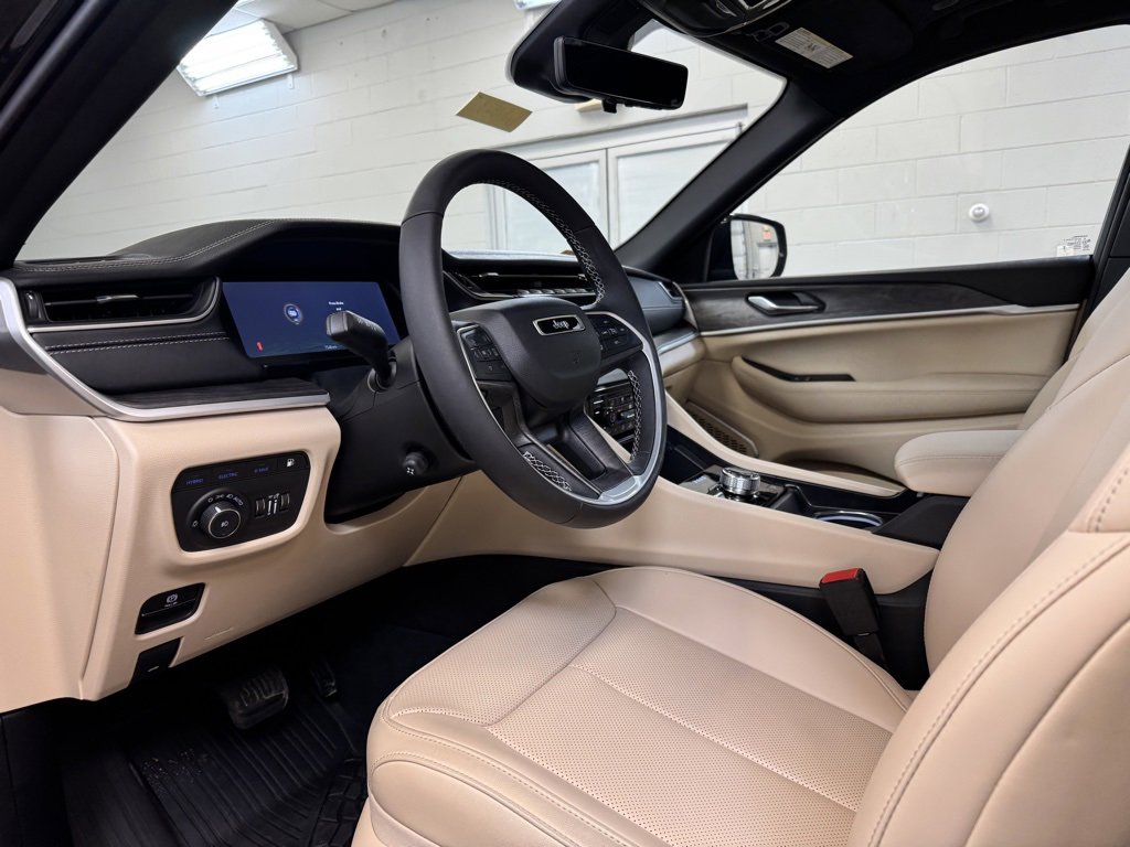 Used 2025 Jeep Grand Cherokee Limited 4xe w/ Luxury Tech Group II image 13