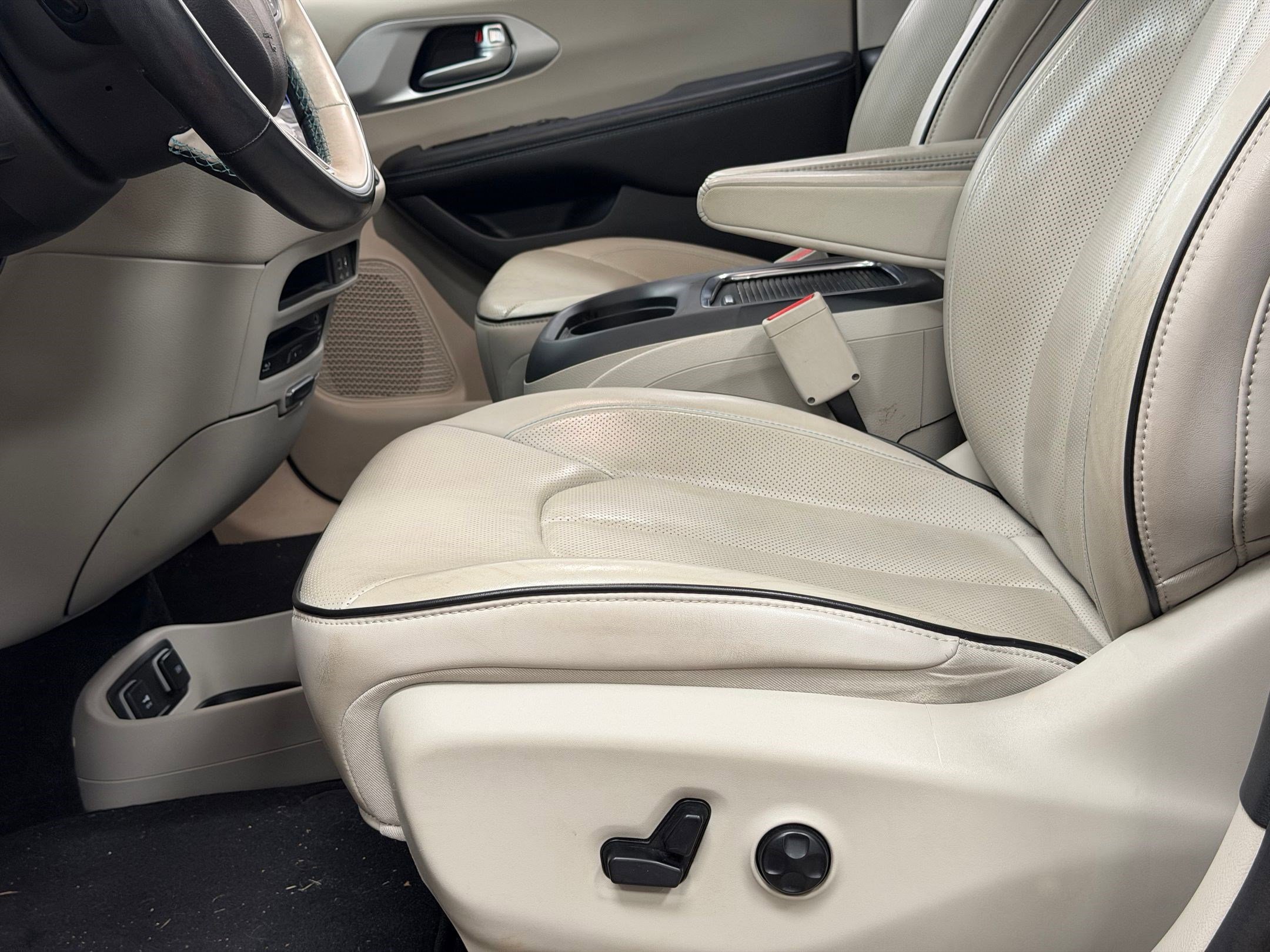 Used 2018 Chrysler Pacifica Limited w/ Advanced Safetytec Group image 14