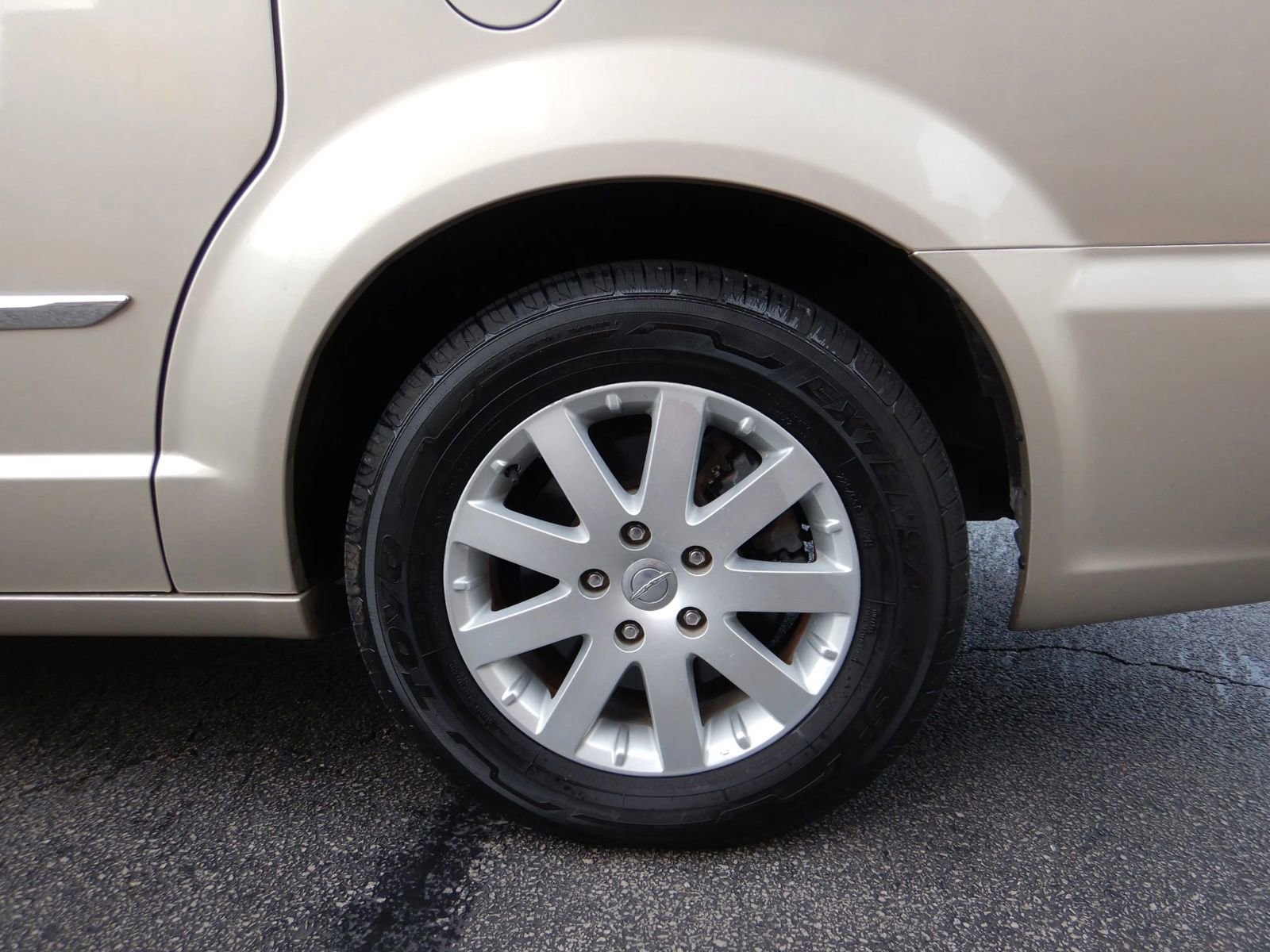 Used 2014 Chrysler Town & Country Touring FWD image 30