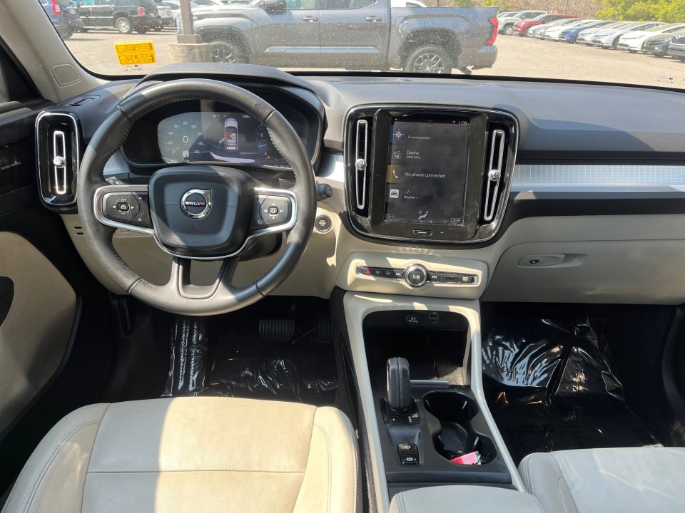 Used 2019 Volvo XC40 T4 Momentum image 23