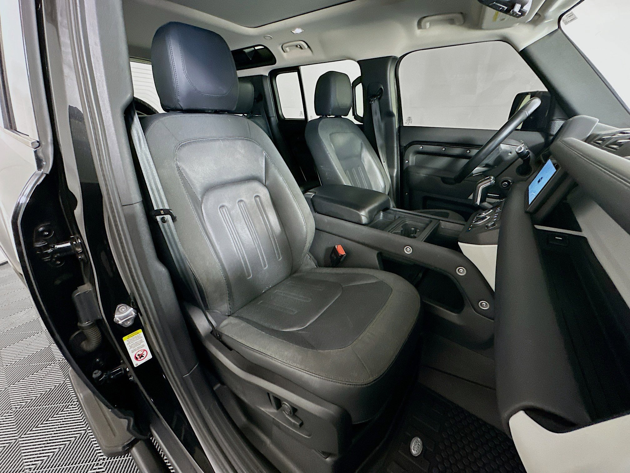 Used 2021 Land Rover Defender 110 SE image 28