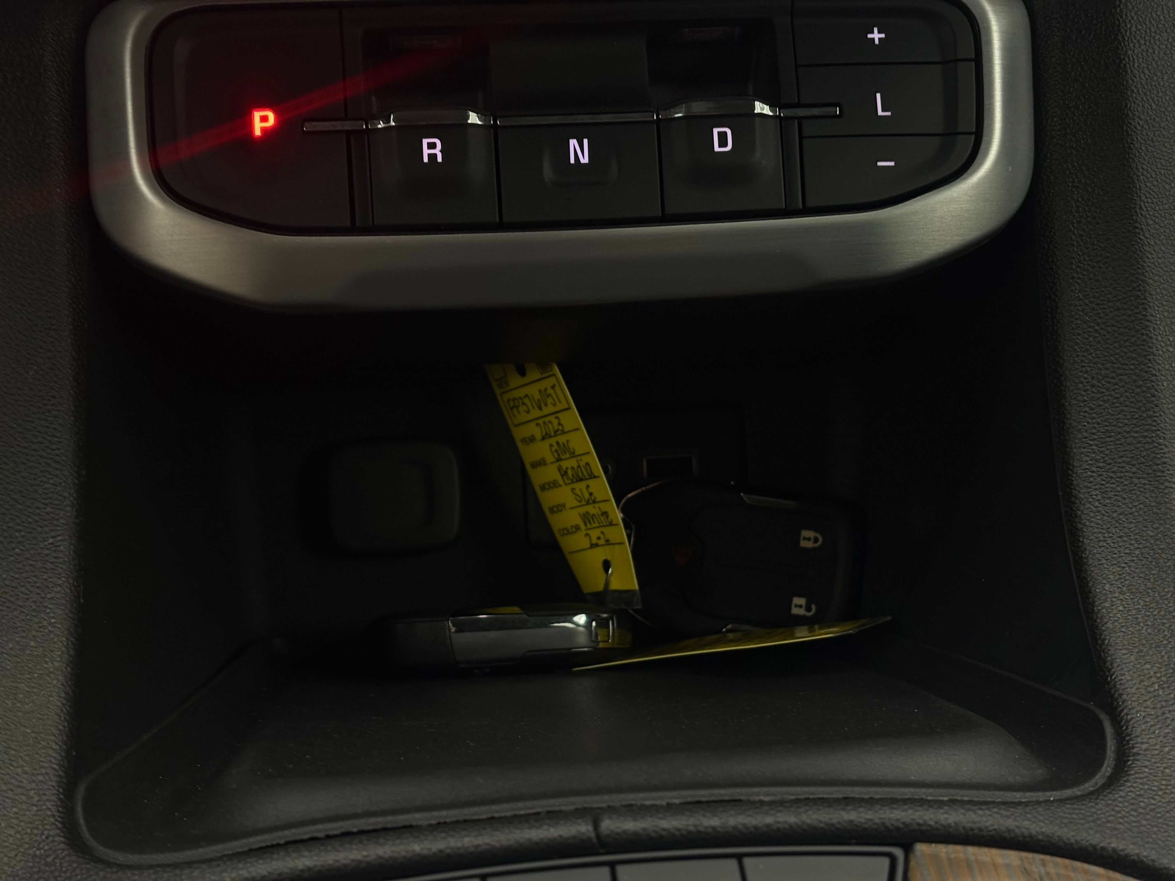 Used 2023 GMC Acadia SLE FWD image 25