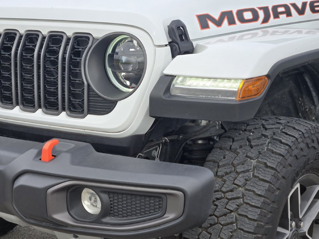 Used 2025 Jeep Gladiator Mojave w/ Convenience Group AWD/4WD image 9