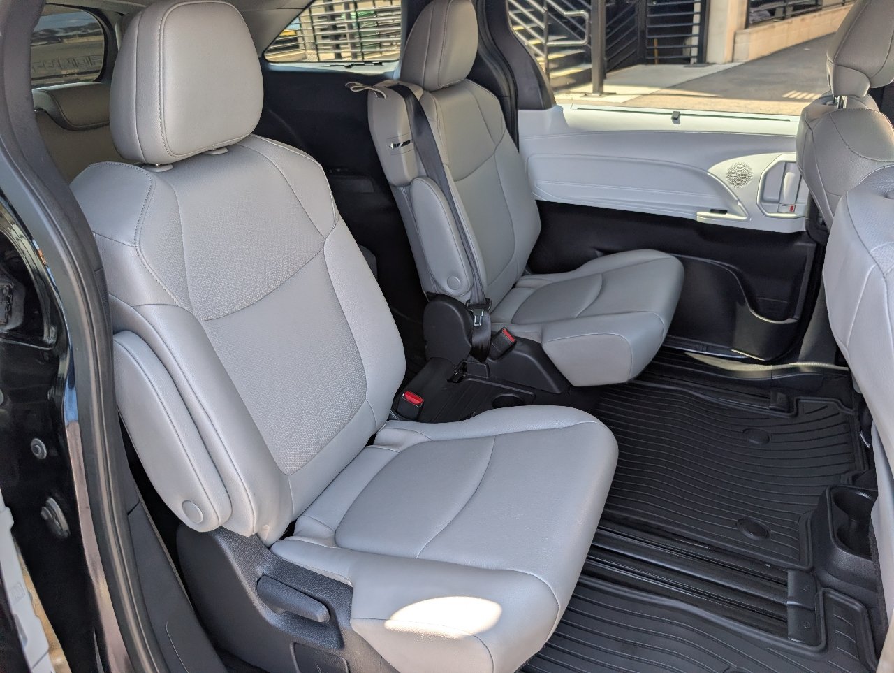 Used 2026 Toyota Sienna XLE FWD image 5