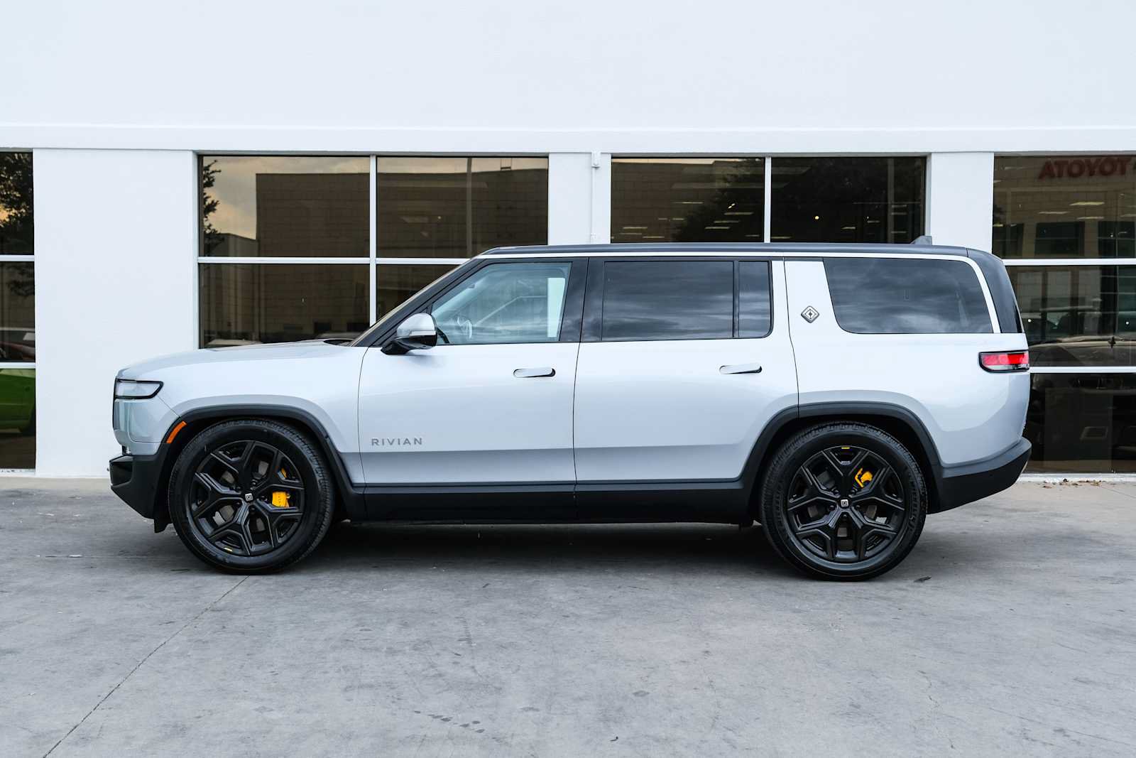 Used 2023 Rivian R1S Adventure Quad AWD/4WD image 19