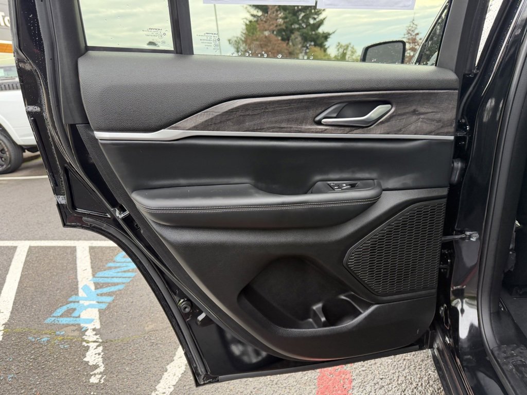 Used 2023 Jeep Grand Cherokee Limited image 29