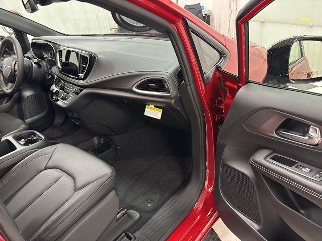 New 2026 Chrysler Pacifica Select w/ S Appearance Package AWD/4WD image 41