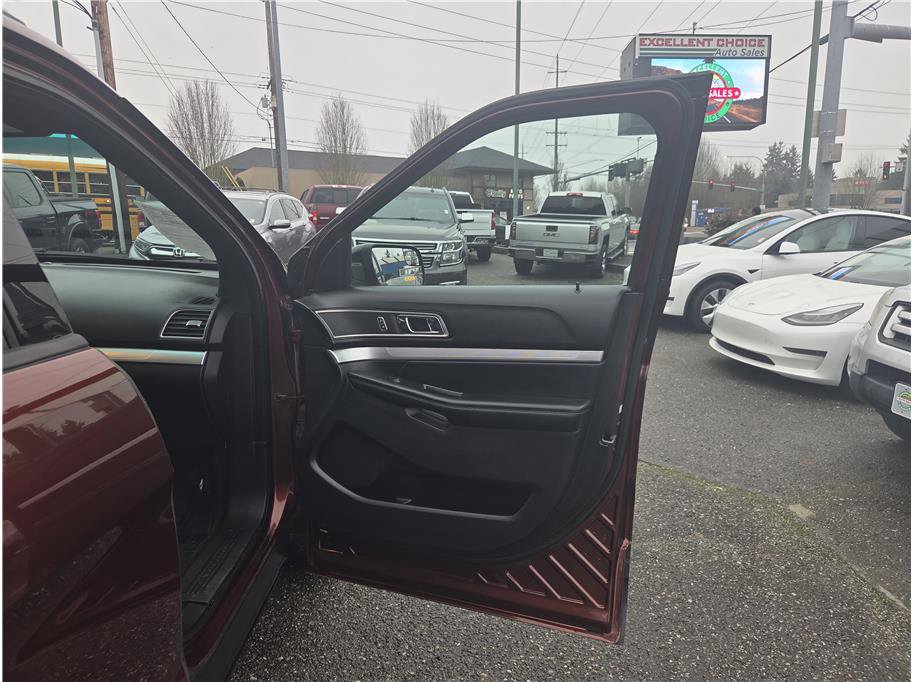 Used 2016 Ford Explorer XLT w/ Equipment Group 202A image 24