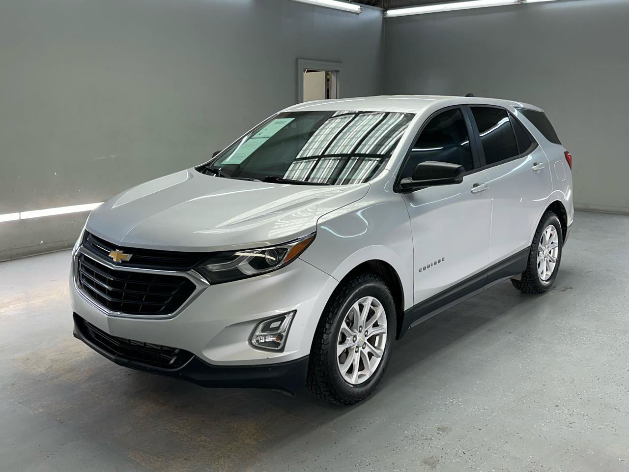 Used 2020 Chevrolet Equinox LS w/ LS Convenience Package FWD image 3