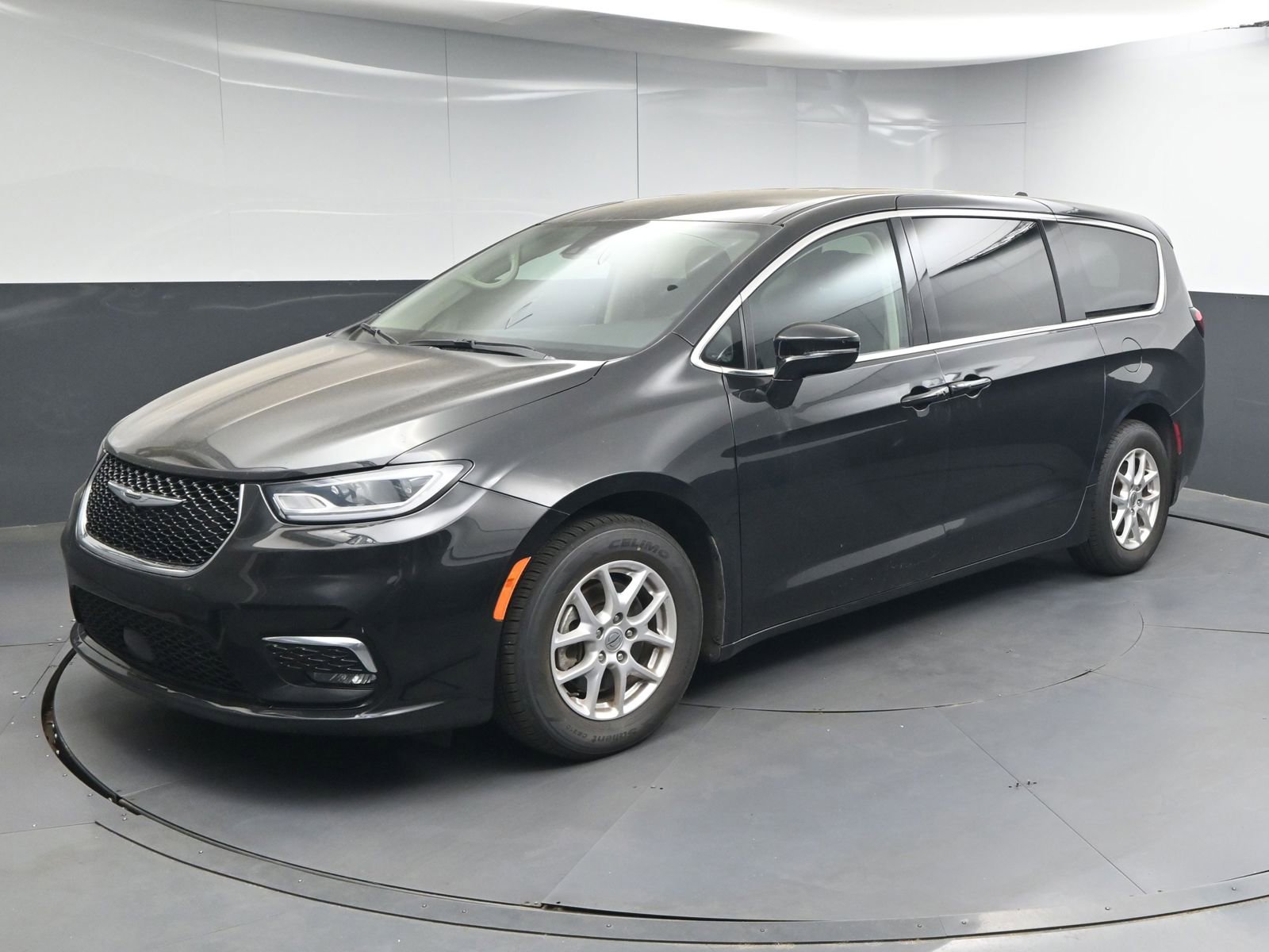 Used 2023 Chrysler Pacifica Touring-L image 3