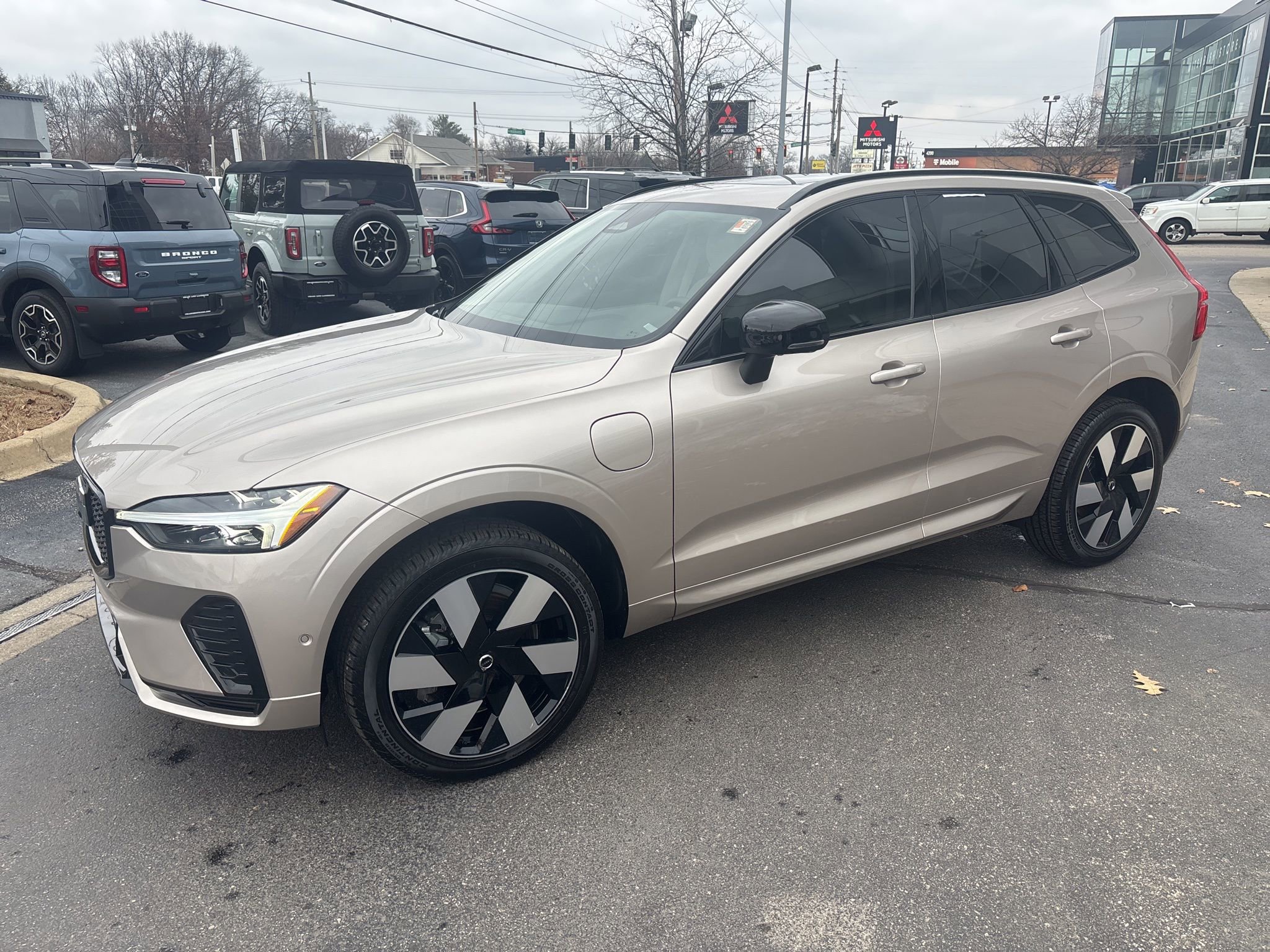 Used 2025 Volvo XC60 T8 Plus w/ Protection Package Premier image 12