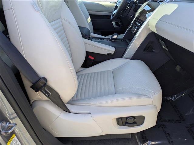 Used 2025 Land Rover Discovery Dynamic SE image 23