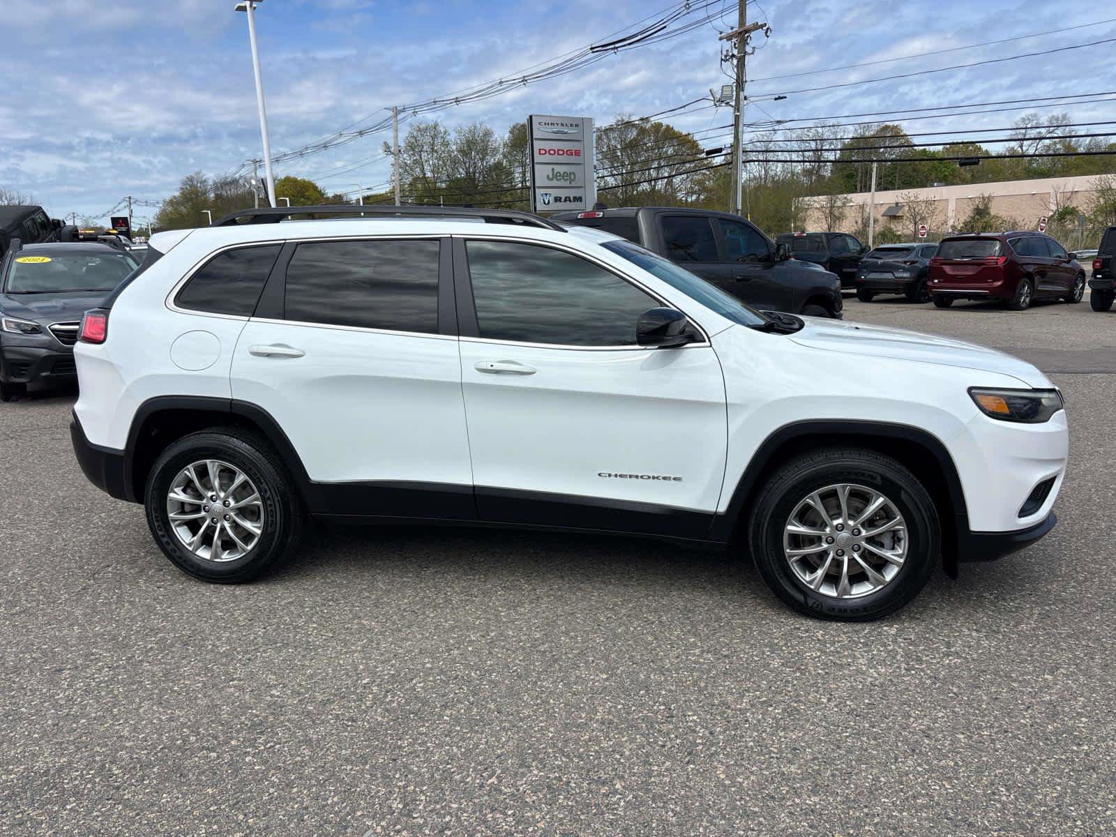Certified 2022 Jeep Cherokee Latitude Lux w/ Sun & Sound Group AWD/4WD image 2