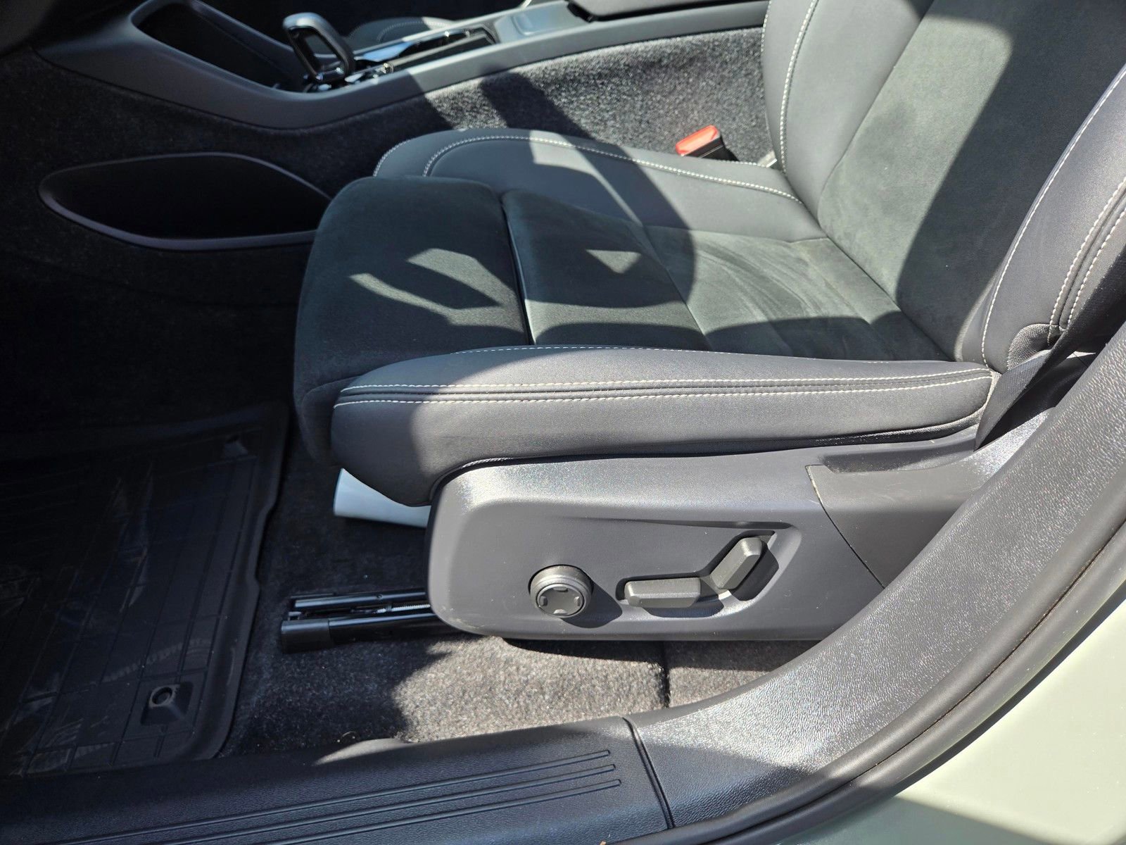 Certified 2023 Volvo C40 P8 Recharge Ultimate w/ Protection Package Premier image 12