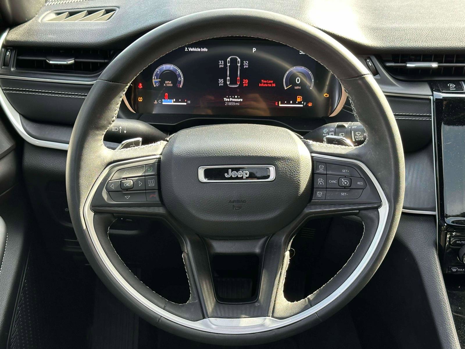 Used 2023 Jeep Grand Cherokee L Laredo image 12