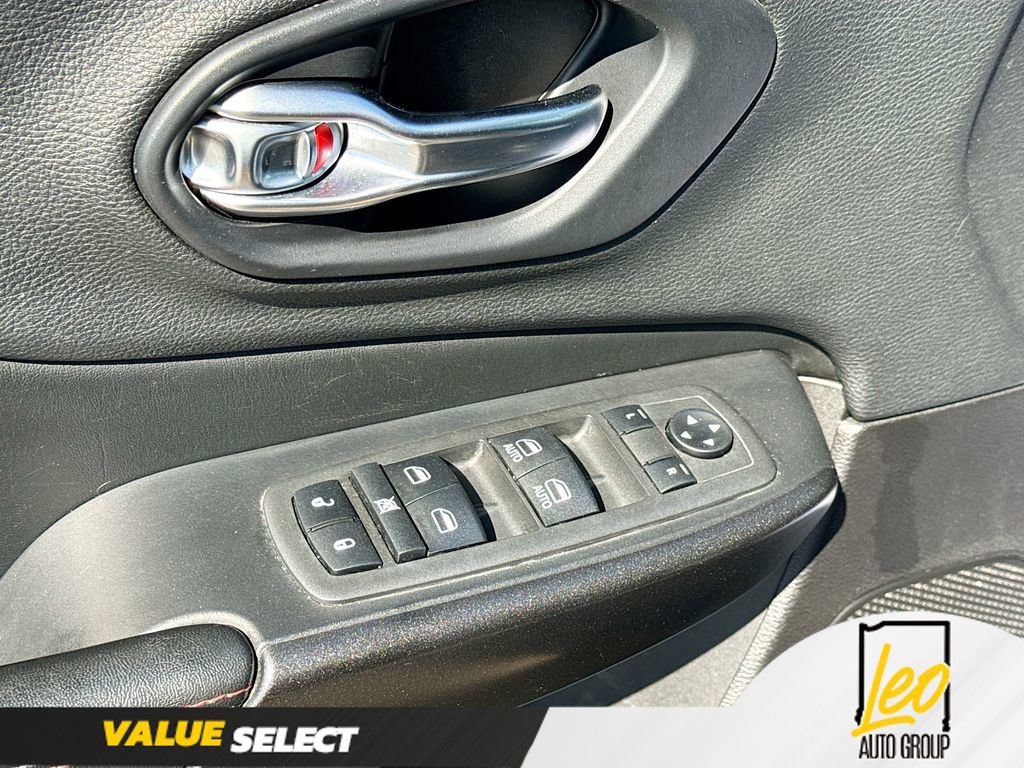 Used 2019 Jeep Cherokee Trailhawk w/ Cold Weather Group AWD/4WD image 17