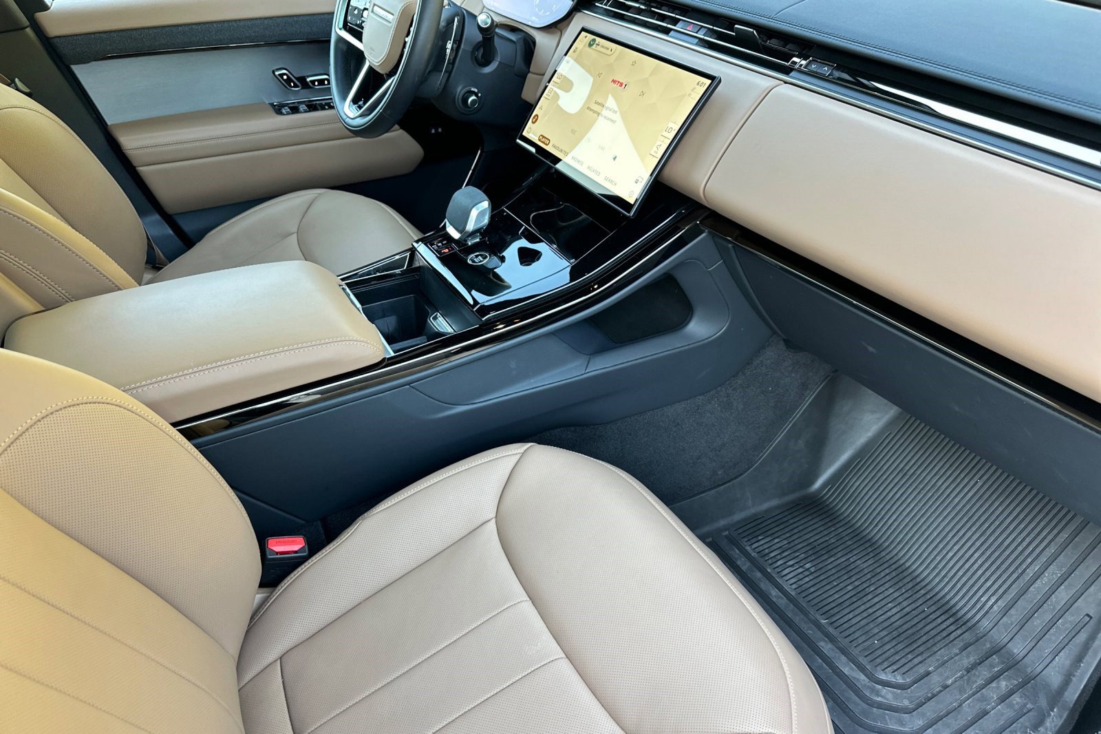 Used 2025 Land Rover Range Rover Sport SE image 32