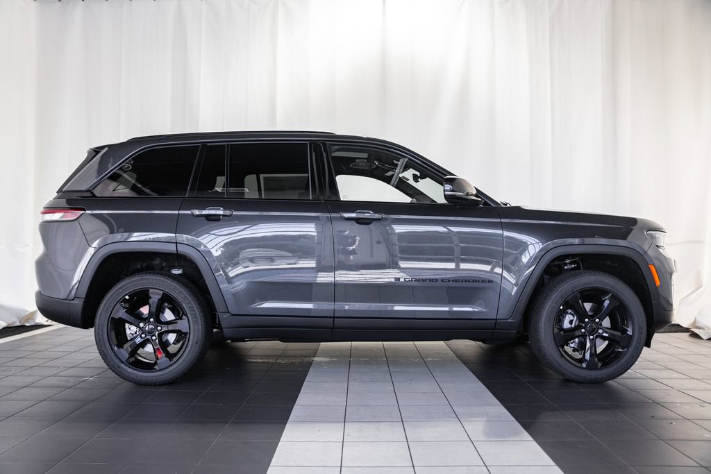 New 2025 Jeep Grand Cherokee Altitude image 3