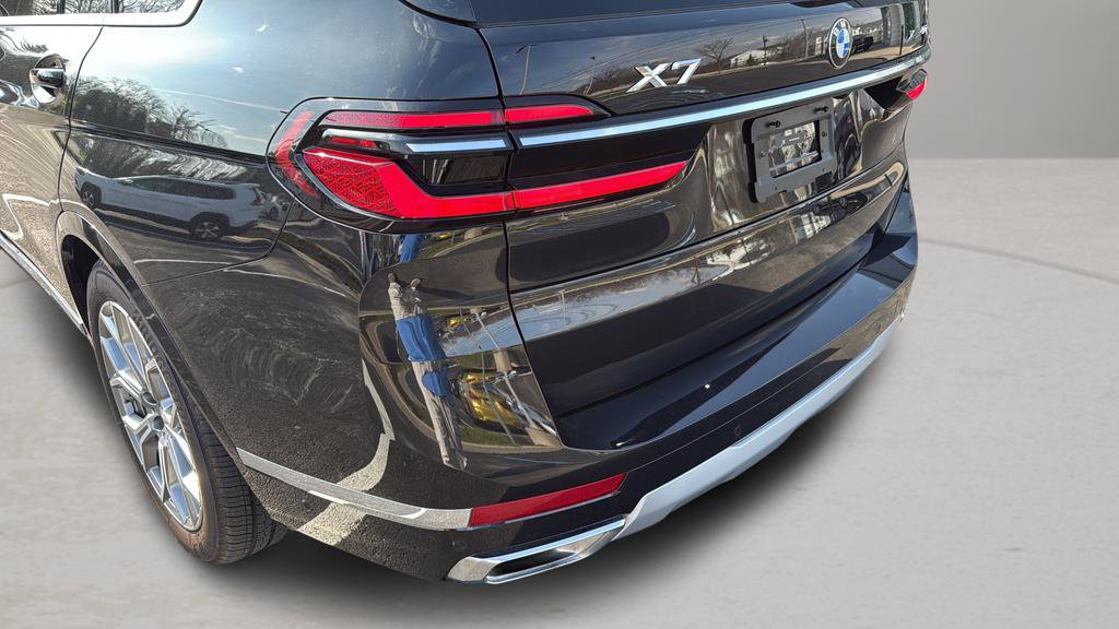 Used 2025 BMW X7 xDrive40i w/ Climate Comfort Package image 12