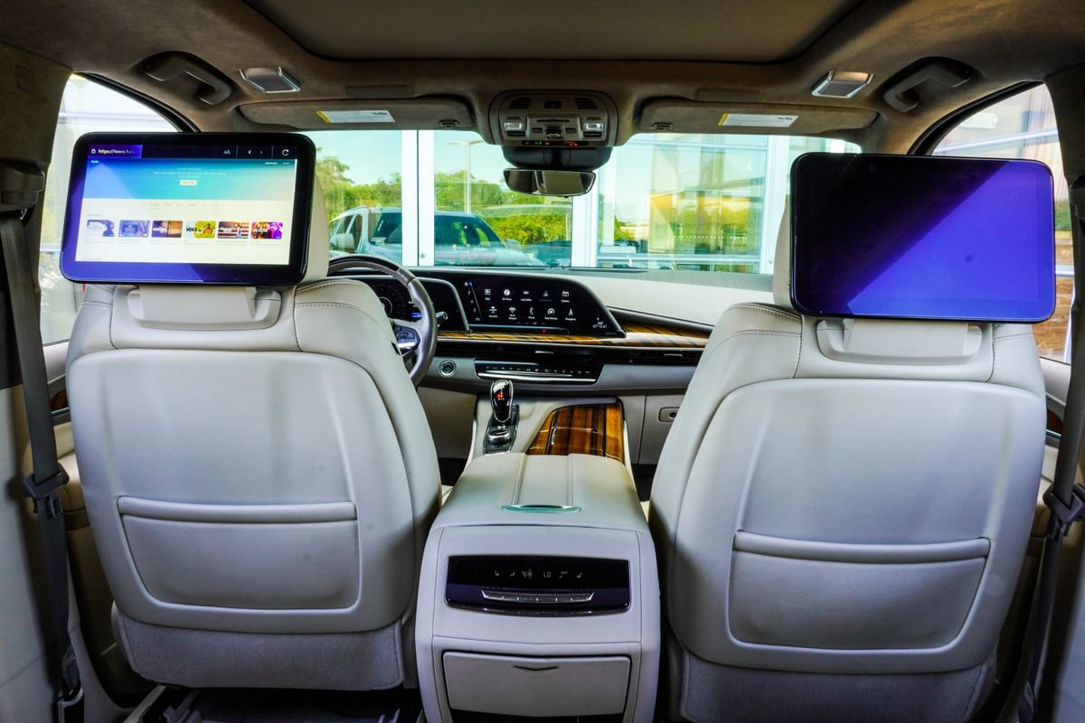 Used 2024 Cadillac Escalade ESV Sport Platinum w/ LPO, ONYX Package AWD/4WD image 38