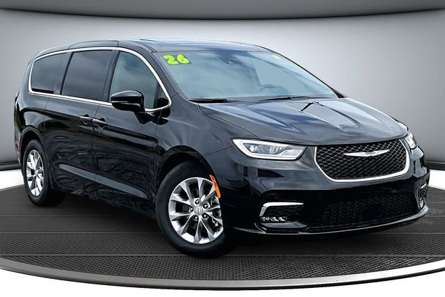 Used 2026 Chrysler Pacifica Limited FWD image 3
