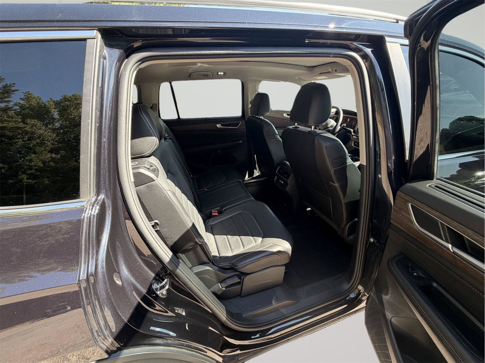 Used 2024 Volkswagen Atlas SEL AWD/4WD image 30
