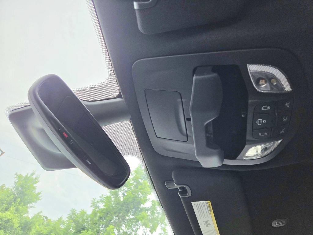 Used 2025 Chrysler Pacifica Select FWD image 32