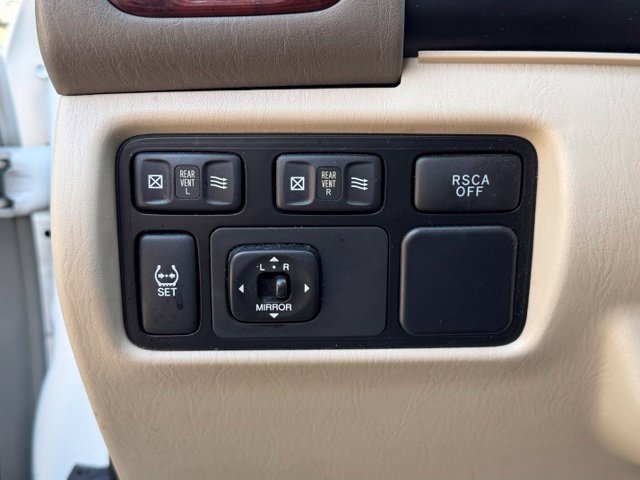 Used 2006 Toyota Land Cruiser w/ Convenience Pkg AWD/4WD image 36