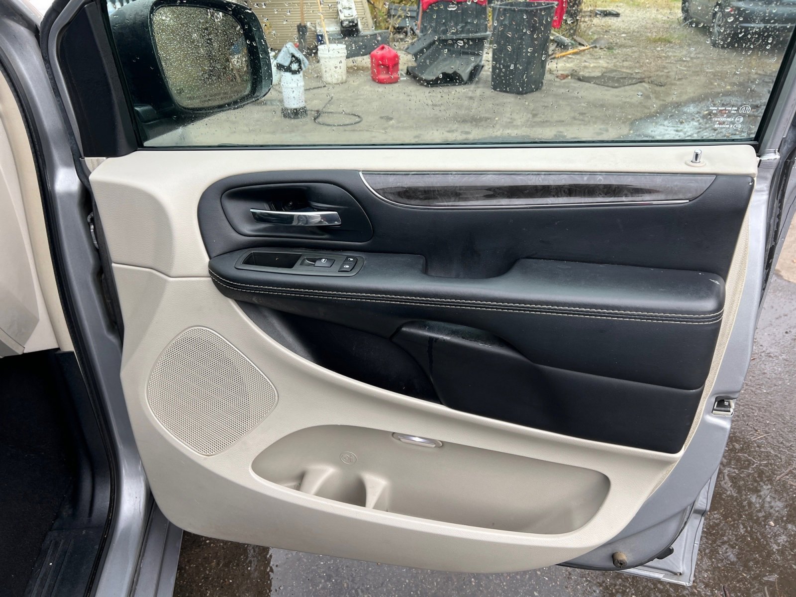 Used 2015 Chrysler Town & Country Touring image 17